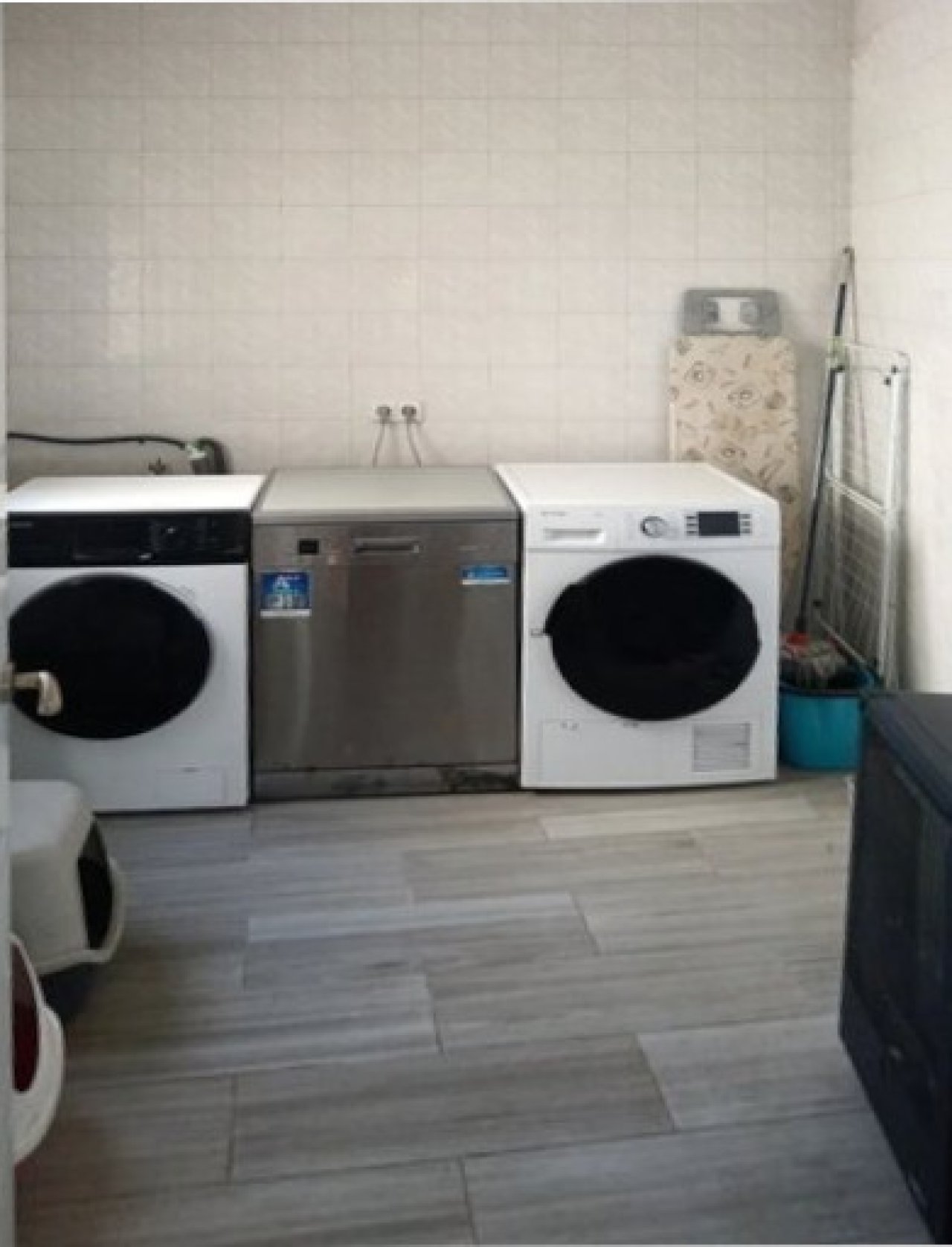 Funktionaler Hauswirtschaftsraum mit optimaler Anordnung für Wäschepflege und Haushalt Funktionaler Hauswirtschaftsraum mit optimaler Anordnung für Wäschepflege und Haushalt
