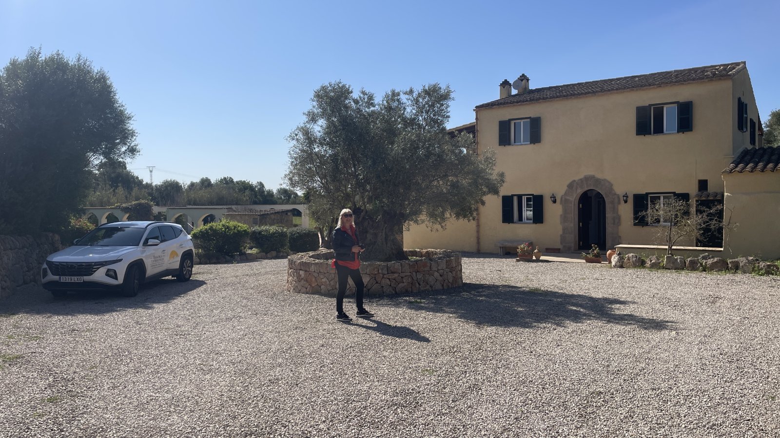 Claudia auf einer sonnigen Finca mit großem Garten und traditionellem Landhausstil in Llucmajor. Claudia auf einer sonnigen Finca mit großem Garten und traditionellem Landhausstil in Llucmajor.