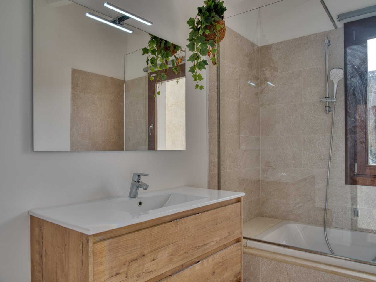 Modernes Badezimmer mit ebenerdiger Dusche, Spiegelschrank und hochwertiger Sanitärausstattung Modernes Badezimmer mit ebenerdiger Dusche, Spiegelschrank und hochwertiger Sanitärausstattung