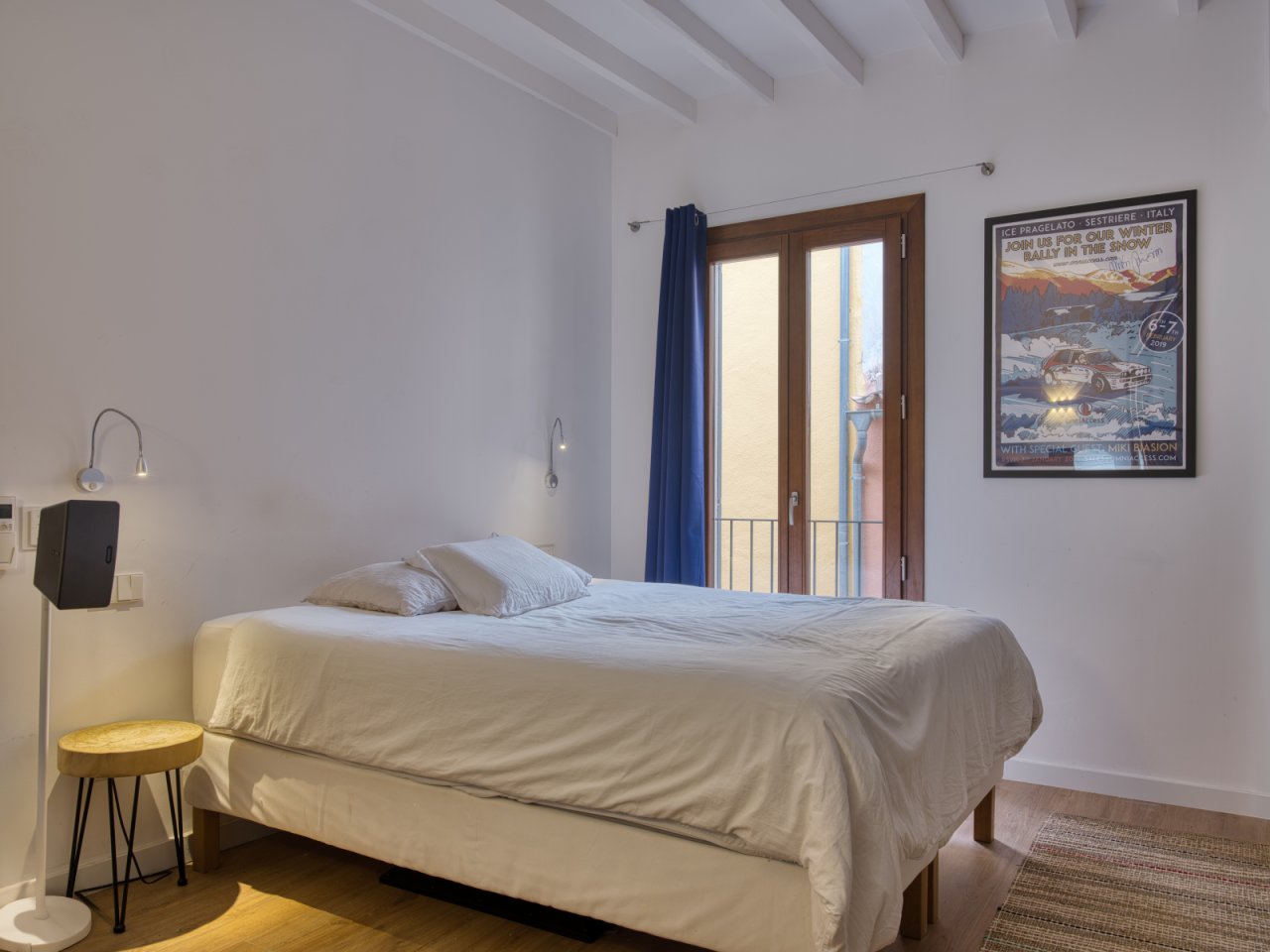 Helles Schlafzimmer mit französischen Balkontüren, Dachbalken-Struktur und direktem Außenzugang Helles Schlafzimmer mit französischen Balkontüren, Dachbalken-Struktur und direktem Außenzugang