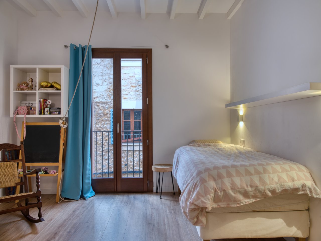 Helles Schlafzimmer mit französischen Balkontüren, Dachbalkendecke und integrierter Wandbeleuchtung Helles Schlafzimmer mit französischen Balkontüren, Dachbalkendecke und integrierter Wandbeleuchtung