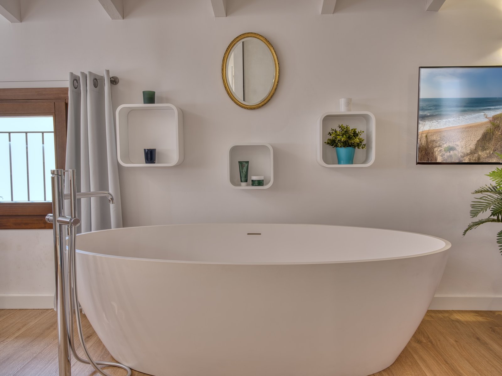 Luxuriöses Badezimmer mit freistehender Wanne, eingebauten Wandnischen und Panoramafenster Luxuriöses Badezimmer mit freistehender Wanne, eingebauten Wandnischen und Panoramafenster