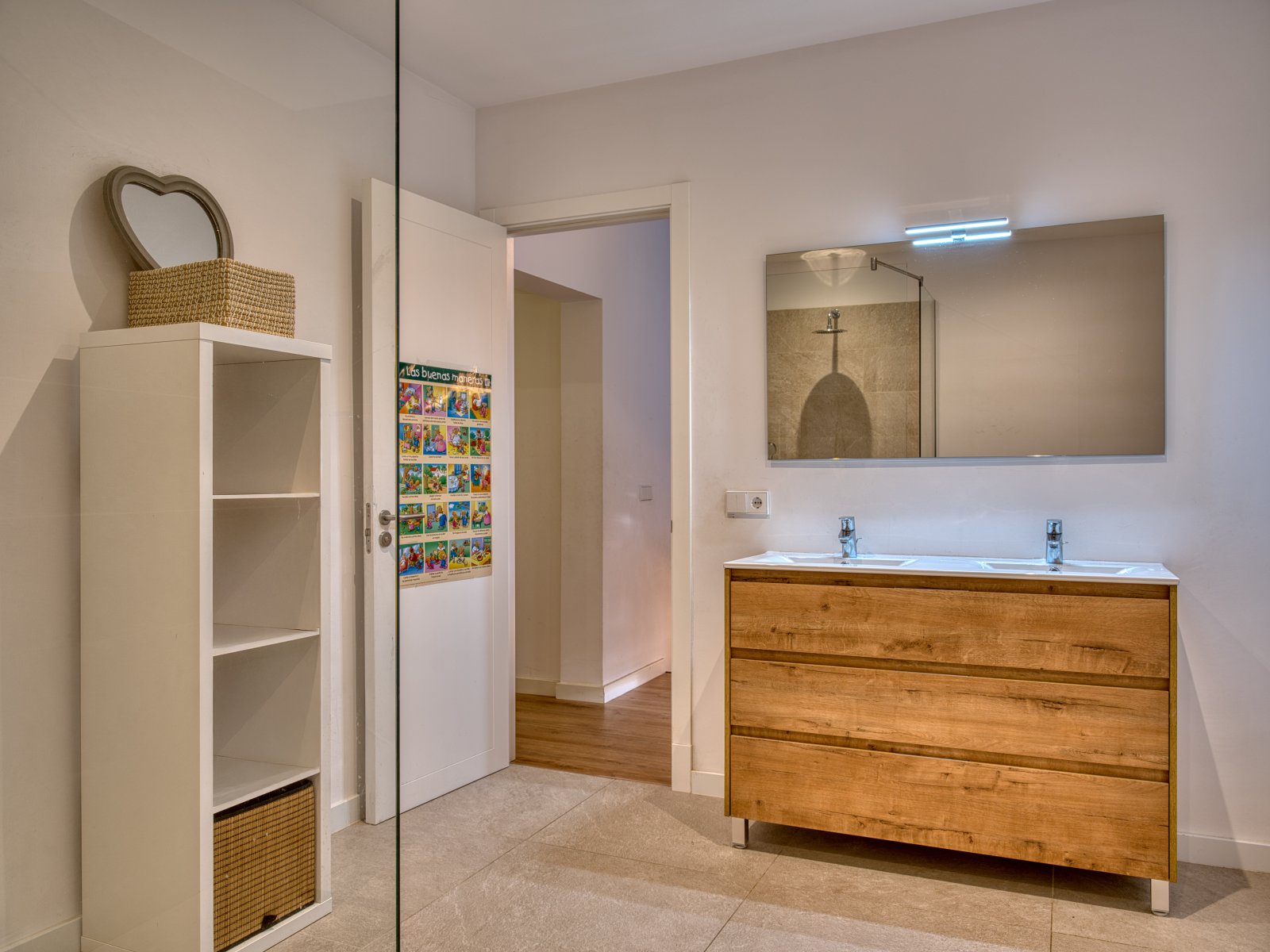Modernes Badezimmer mit Doppelwaschtisch, begehbarer Dusche und großflächigem Spiegelsystem Modernes Badezimmer mit Doppelwaschtisch, begehbarer Dusche und großflächigem Spiegelsystem