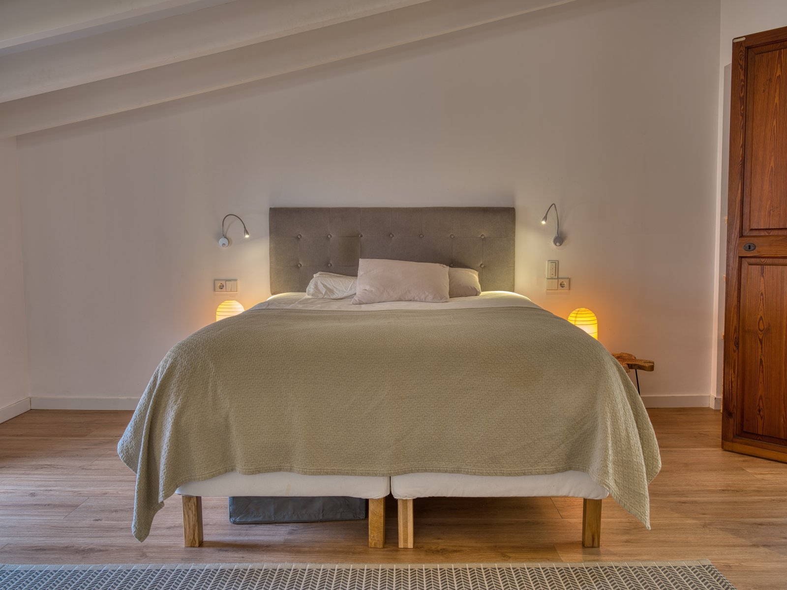 Komfortables Hauptschlafzimmer mit integrierter Lesebeleuchtung, Wandnischen und hochwertiger Ausstattung Komfortables Hauptschlafzimmer mit integrierter Lesebeleuchtung, Wandnischen und hochwertiger Ausstattung