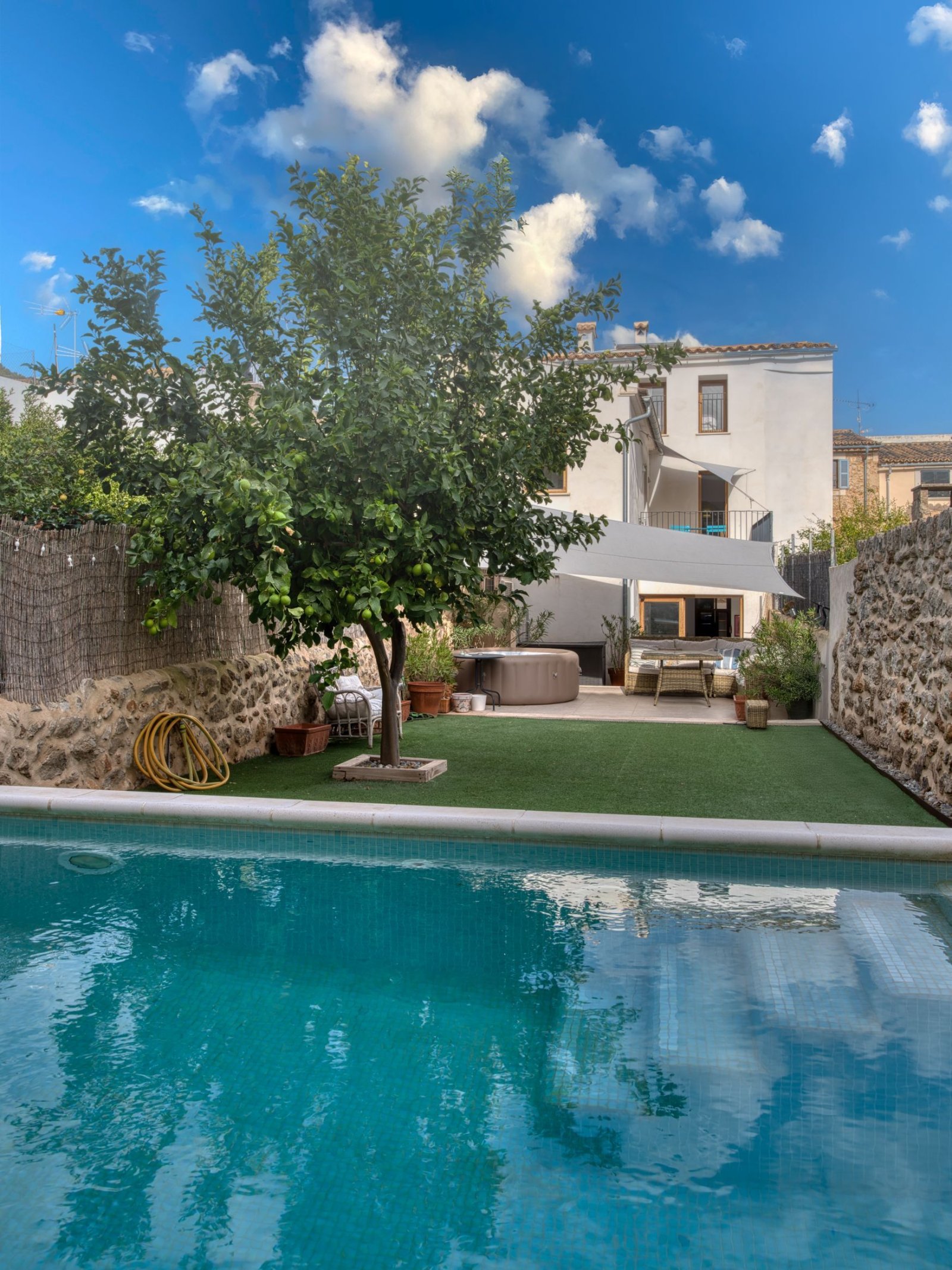 Hausansicht mit Pool Hausansicht mit Pool