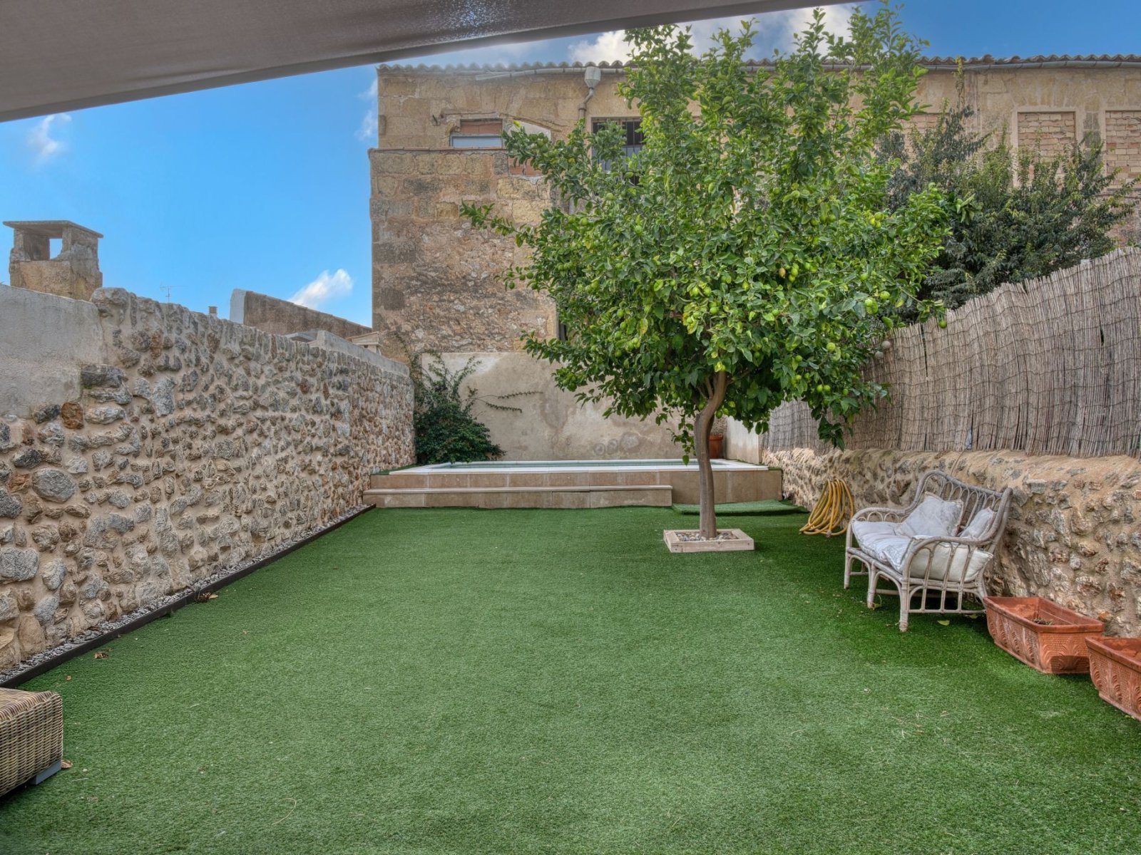 Privater Innenhof mit Poolanlage und überdachtem Außenbereich Privater Innenhof mit Poolanlage und überdachtem Außenbereich