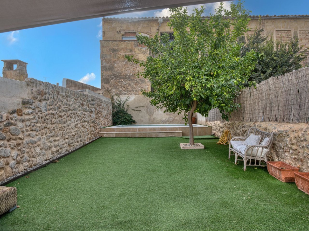 Privater Innenhof mit Poolanlage und überdachtem Außenbereich Privater Innenhof mit Poolanlage und überdachtem Außenbereich