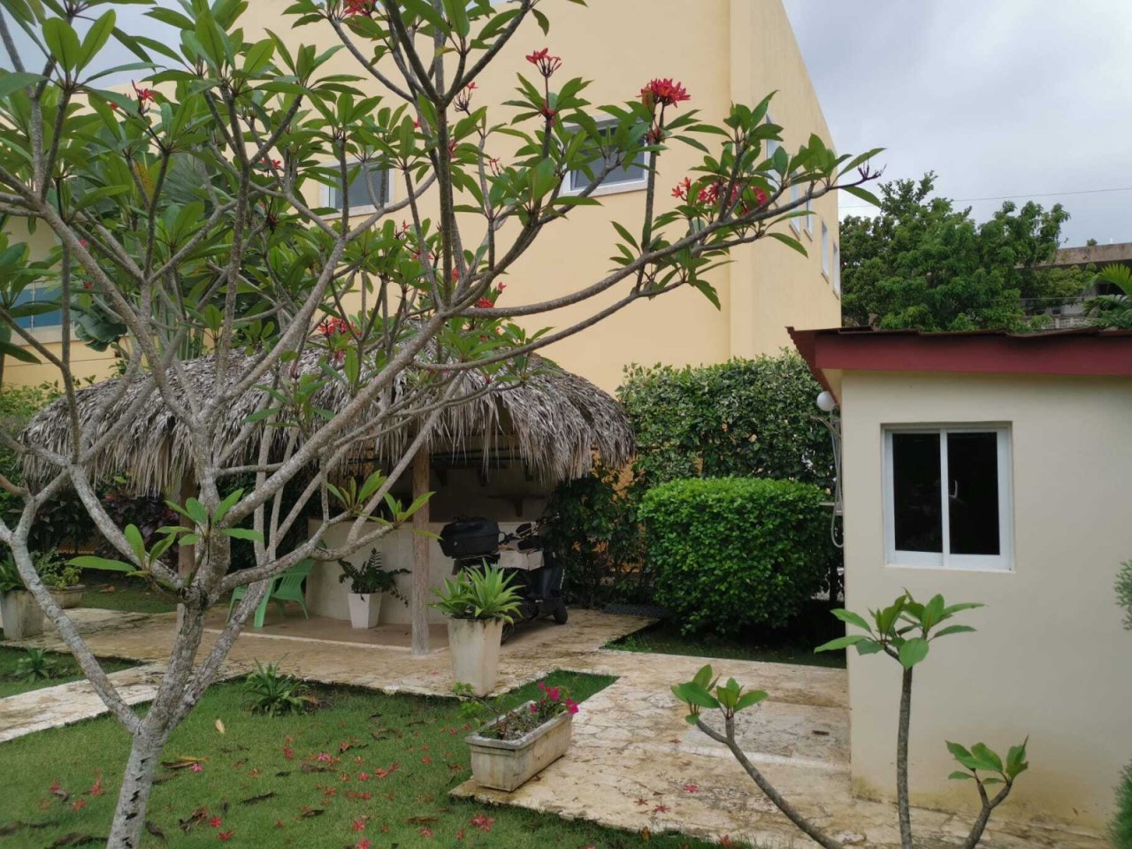 Überdachter Loungebereich mit rustikaler Pergola und direkter Gartenanbindung Überdachter Loungebereich mit rustikaler Pergola und direkter Gartenanbindung
