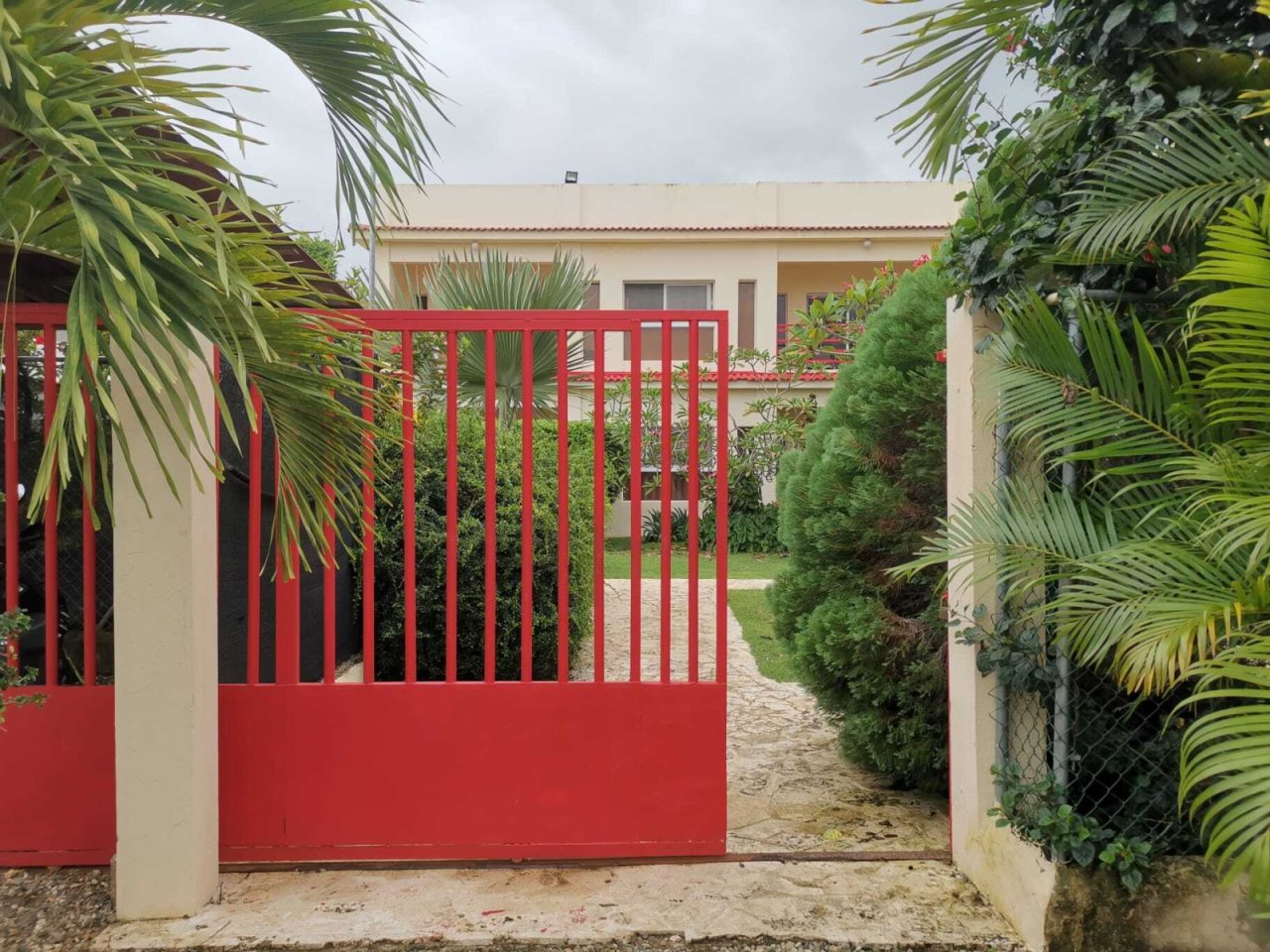Sicherer Hauseingang mit robustem Metalltor und gepflegter Gartenabgrenzung Sicherer Hauseingang mit robustem Metalltor und gepflegter Gartenabgrenzung