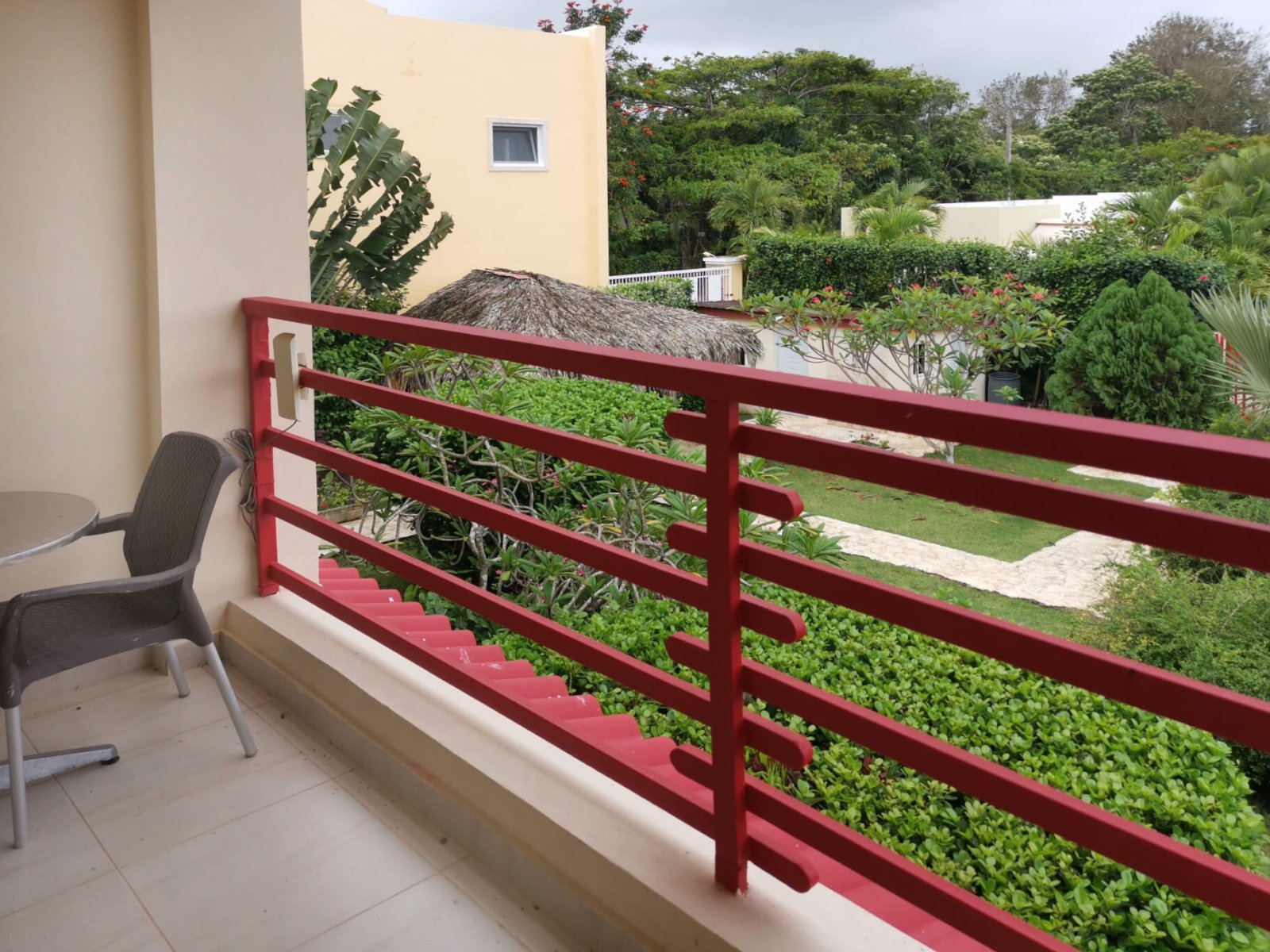 Privater Balkon mit Panoramablick auf die Gartenanlage und stabiler Metallgeländerkonstruktion Privater Balkon mit Panoramablick auf die Gartenanlage und stabiler Metallgeländerkonstruktion