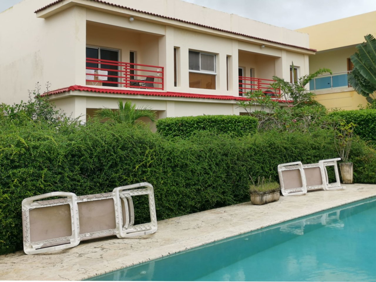Elegante Poolterrasse mit integrierter Liegeflächenzone und pflegeleichter Umrandung Elegante Poolterrasse mit integrierter Liegeflächenzone und pflegeleichter Umrandung