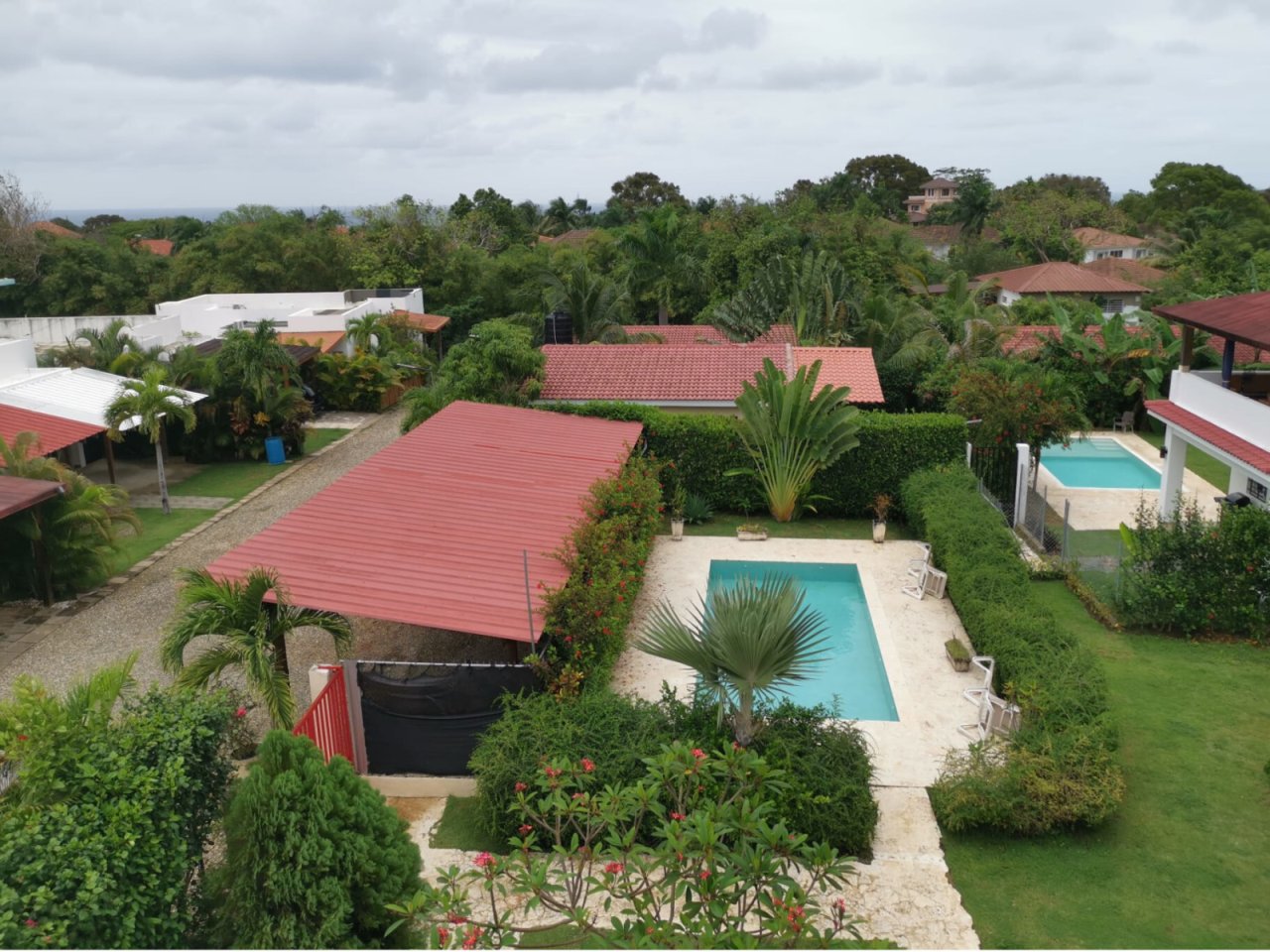 Luftaufnahme: Exklusive Wohnanlage mit privatem Pool und weitläufigem Gartengrundstück Luftaufnahme: Exklusive Wohnanlage mit privatem Pool und weitläufigem Gartengrundstück