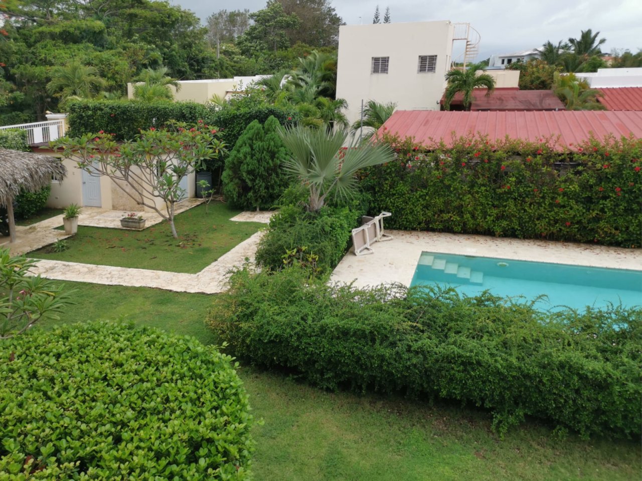 Poolbereich mit gepflegter Gartenanlage und privater Grünflächengestaltung Poolbereich mit gepflegter Gartenanlage und privater Grünflächengestaltung