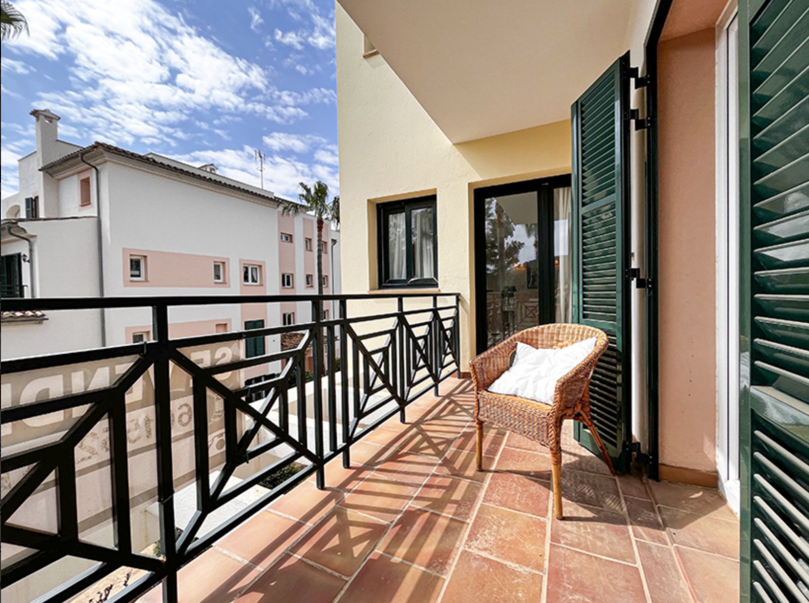 Sonnendurchflutete Terrasse mit eleganter Balustrade und direktem Zugang zum Wohnbereich