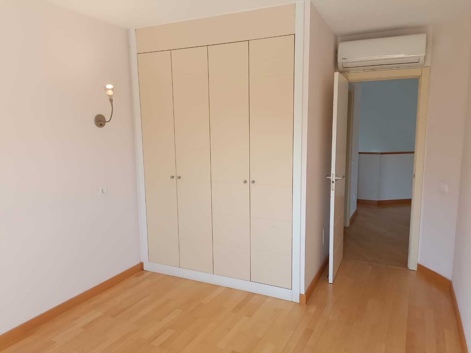 Schlafzimmer mit umfangreichen Einbauschränken und Klimaanlage – Optimale Stauraum-Lösung Schlafzimmer mit umfangreichen Einbauschränken und Klimaanlage – Optimale Stauraum-Lösung