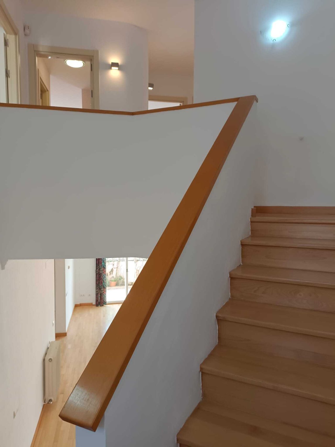 Elegante Treppenhalle mit offener Galerie – Harmonische Verbindung der Wohnebenen Elegante Treppenhalle mit offener Galerie – Harmonische Verbindung der Wohnebenen