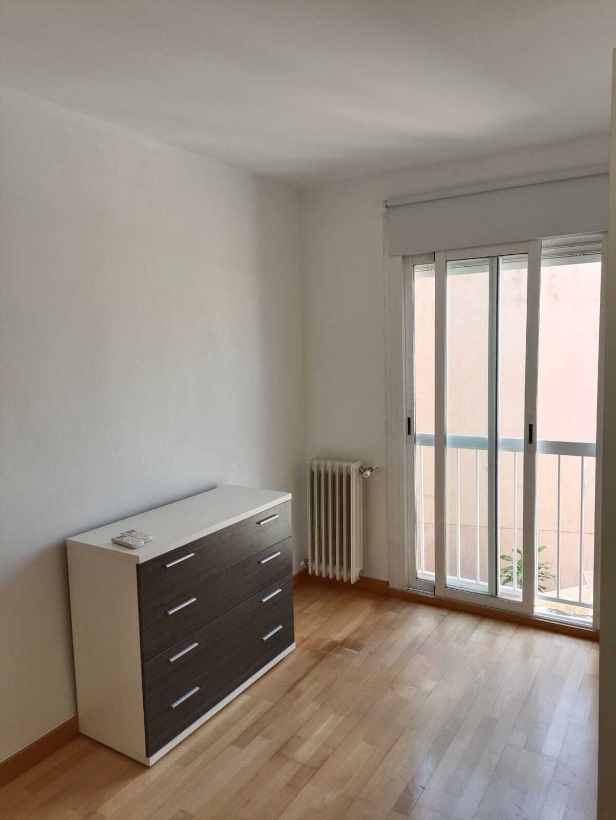 Helles Schlafzimmer mit direktem Balkonzugang und Zentralheizung Helles Schlafzimmer mit direktem Balkonzugang und Zentralheizung