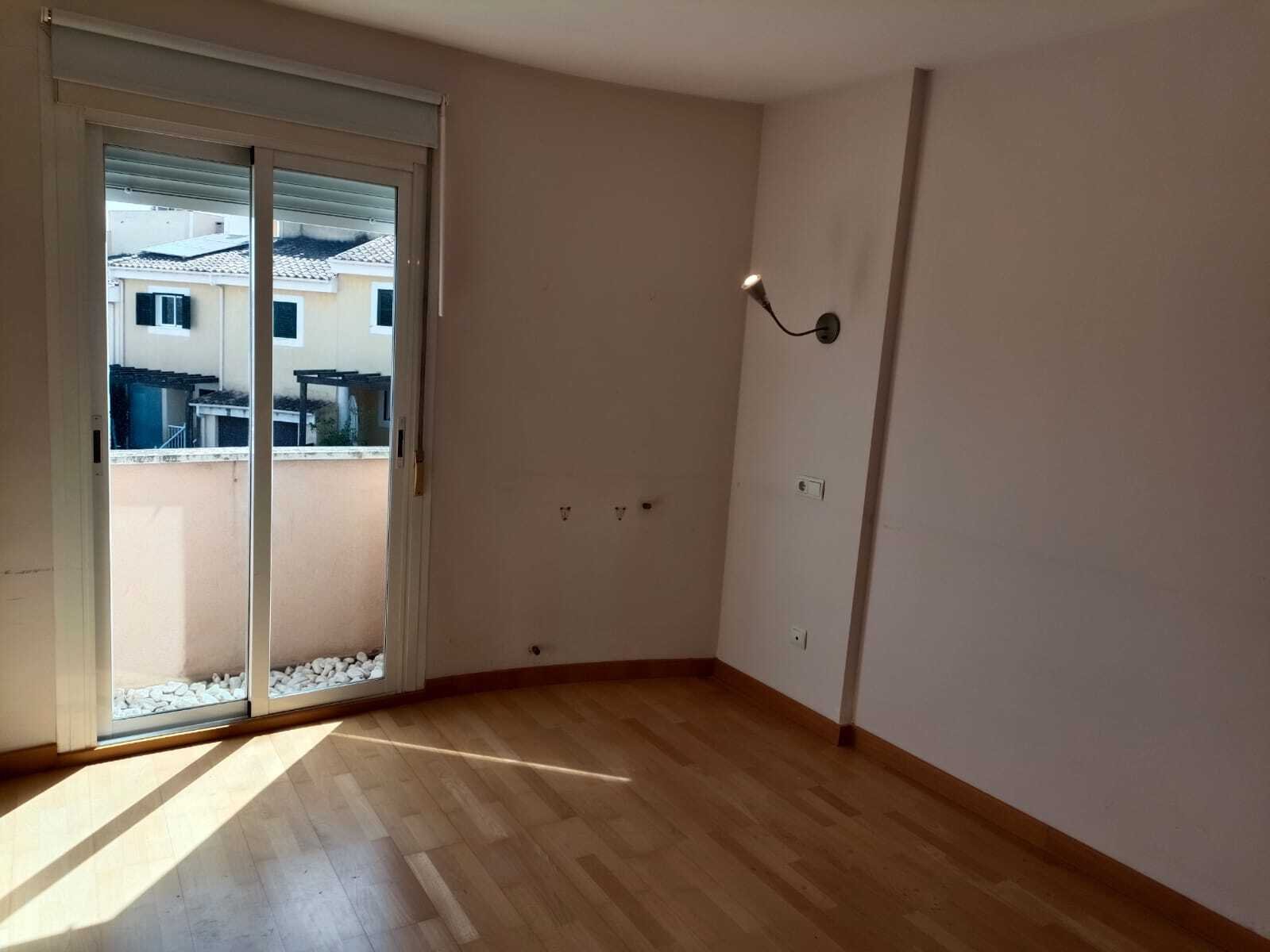 Helles Zimmer mit Terrassenzugang und optimaler Lichtzufuhr – Ideal für flexible Nutzung Helles Zimmer mit Terrassenzugang und optimaler Lichtzufuhr – Ideal für flexible Nutzung