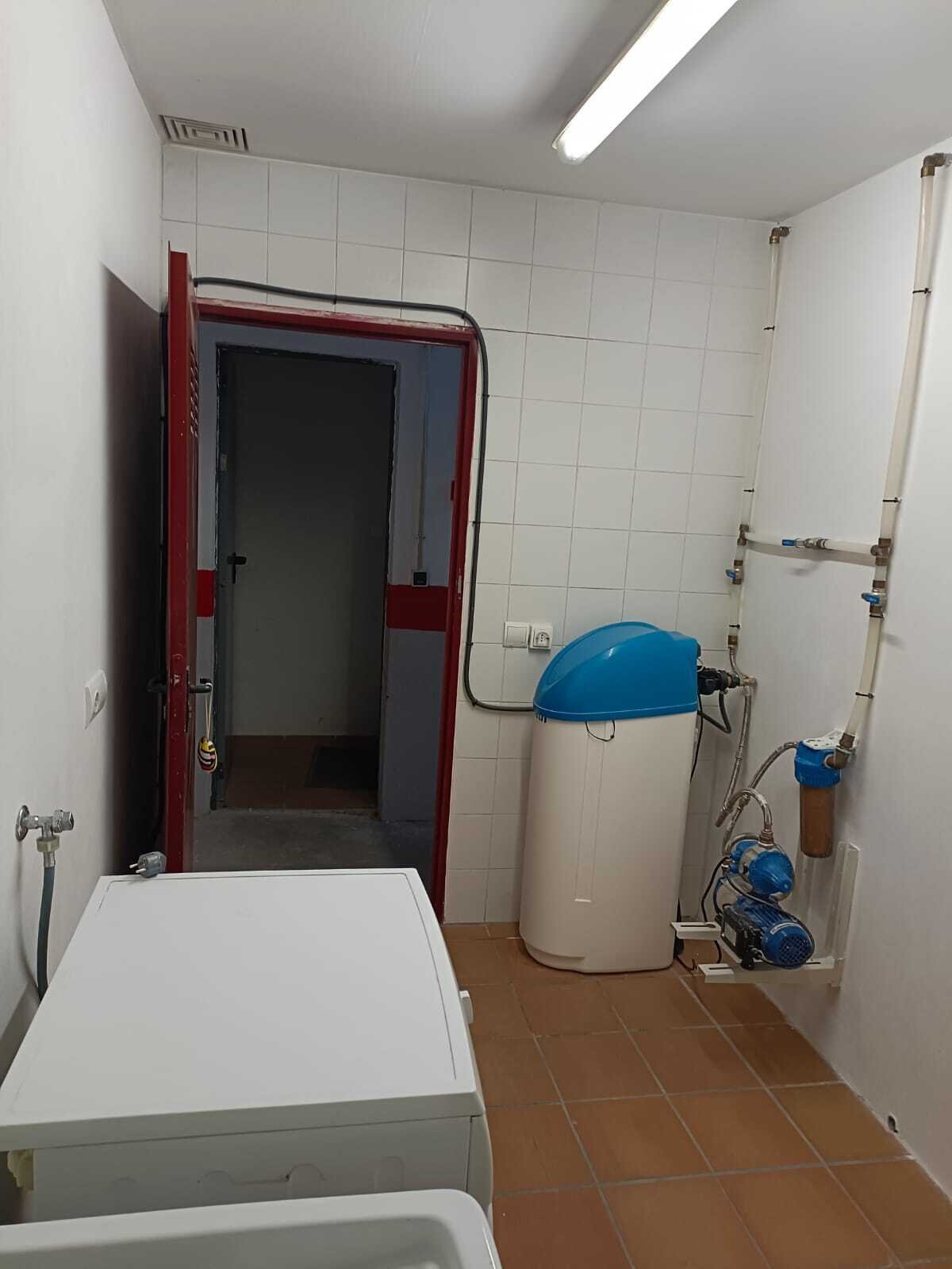 Praktisches Technikbad mit separater Duschkabine und zentraler Warmwasserversorgung – Effiziente Ausstattung Praktisches Technikbad mit separater Duschkabine und zentraler Warmwasserversorgung – Effiziente Ausstattung