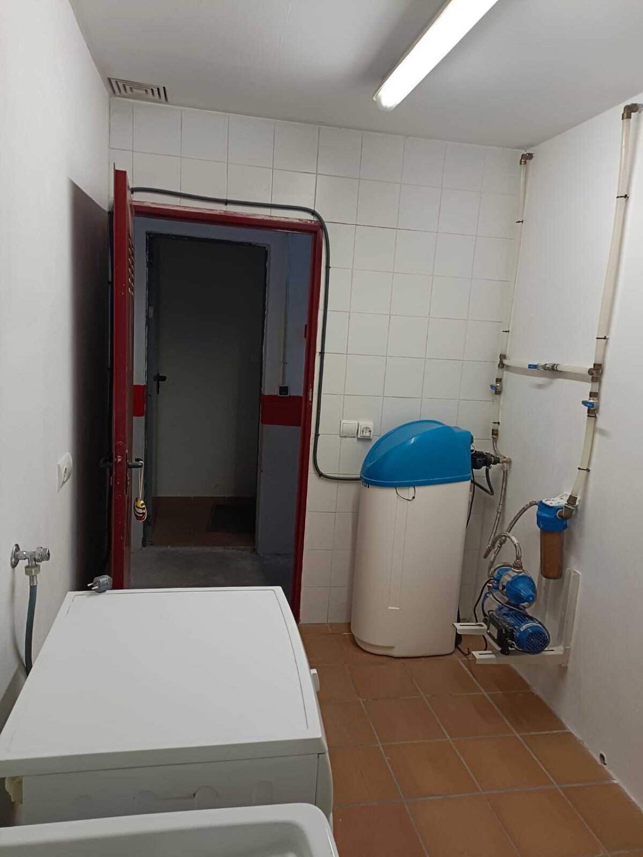 Praktisches Technikbad mit separater Duschkabine und zentraler Warmwasserversorgung – Effiziente Ausstattung Praktisches Technikbad mit separater Duschkabine und zentraler Warmwasserversorgung – Effiziente Ausstattung