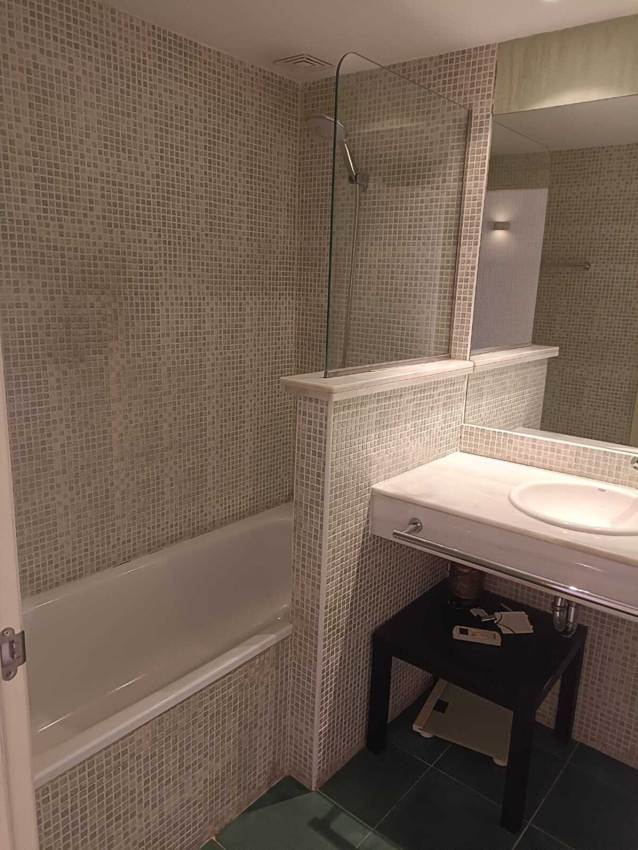 Badezimmer mit Walk-in-Dusche und hochwertiger Mosaikverkleidung – Zeitlose Eleganz und Funktionalität Badezimmer mit Walk-in-Dusche und hochwertiger Mosaikverkleidung – Zeitlose Eleganz und Funktionalität