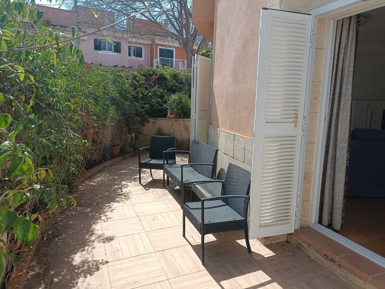 Terrassenzugang mit privater Grünflächengestaltung – Perfekter Rückzugsort zum Entspannen Terrassenzugang mit privater Grünflächengestaltung – Perfekter Rückzugsort zum Entspannen