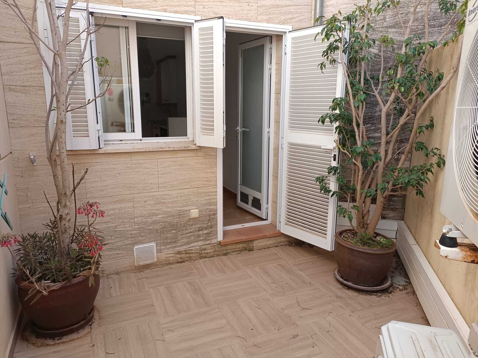 Privater Außenbereich mit direktem Terrassenzugang und umlaufender Begrenzung – Idealer Rückzugsraum im Freien Privater Außenbereich mit direktem Terrassenzugang und umlaufender Begrenzung – Idealer Rückzugsraum im Freien