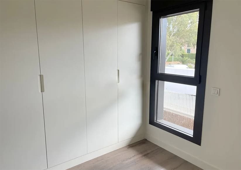 Modernes Schlafzimmer mit bodentiefen Fenstern und praktischen Einbauschränken Modernes Schlafzimmer mit bodentiefen Fenstern und praktischen Einbauschränken