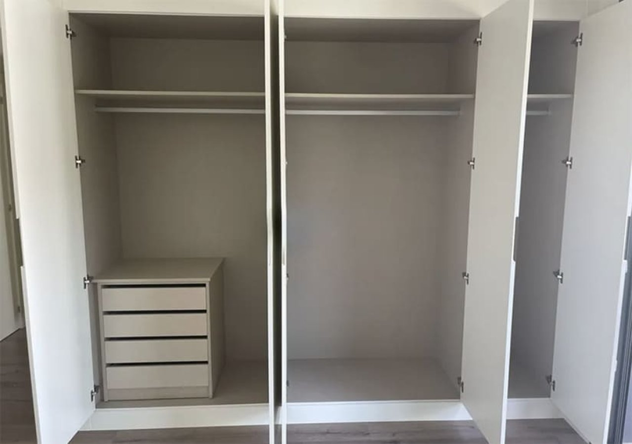 Begehbarer Kleiderschrank mit intelligenter Stauraum-Organisation und praktischen Schubladenelementen Begehbarer Kleiderschrank mit intelligenter Stauraum-Organisation und praktischen Schubladenelementen