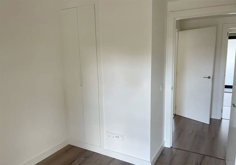 Modernes Schlafzimmer mit praktischen Einbauschränken und optimaler Raumnutzung Modernes Schlafzimmer mit praktischen Einbauschränken und optimaler Raumnutzung