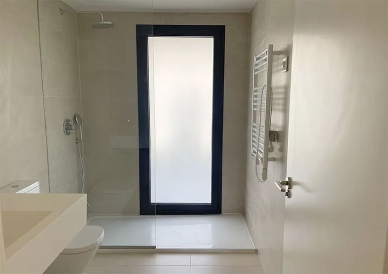 Modernes Badezimmer mit ebenerdiger Dusche, Wärmestrahler und großflächiger Fensterfront für optimale Helligkeit Modernes Badezimmer mit ebenerdiger Dusche, Wärmestrahler und großflächiger Fensterfront für optimale Helligkeit