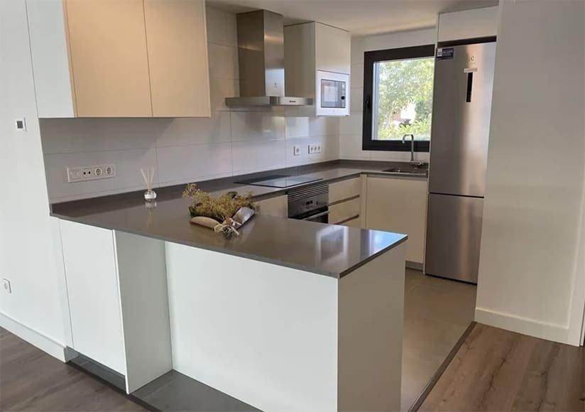 Moderne Küche mit zentraler Kochinsel und durchdachtem Arbeitsflächenkonzept Moderne Küche mit zentraler Kochinsel und durchdachtem Arbeitsflächenkonzept