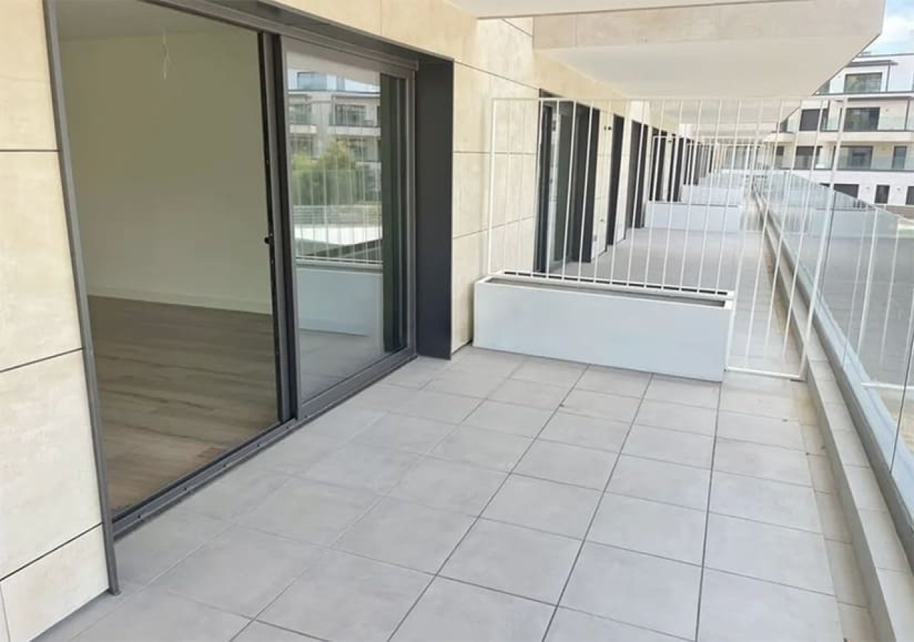 Moderne Terrasse mit hochwertiger Fliesenoberfläche und sicherer Balkonbrüstung Moderne Terrasse mit hochwertiger Fliesenoberfläche und sicherer Balkonbrüstung