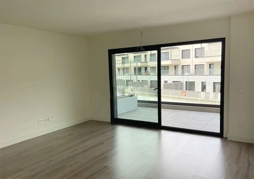 Wohnzimmer mit raumhohen Glasschiebetüren und freiem Terrassenblick Wohnzimmer mit raumhohen Glasschiebetüren und freiem Terrassenblick