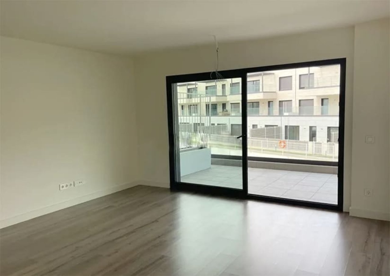 Wohnzimmer mit raumhohen Glasschiebetüren und freiem Terrassenblick Wohnzimmer mit raumhohen Glasschiebetüren und freiem Terrassenblick