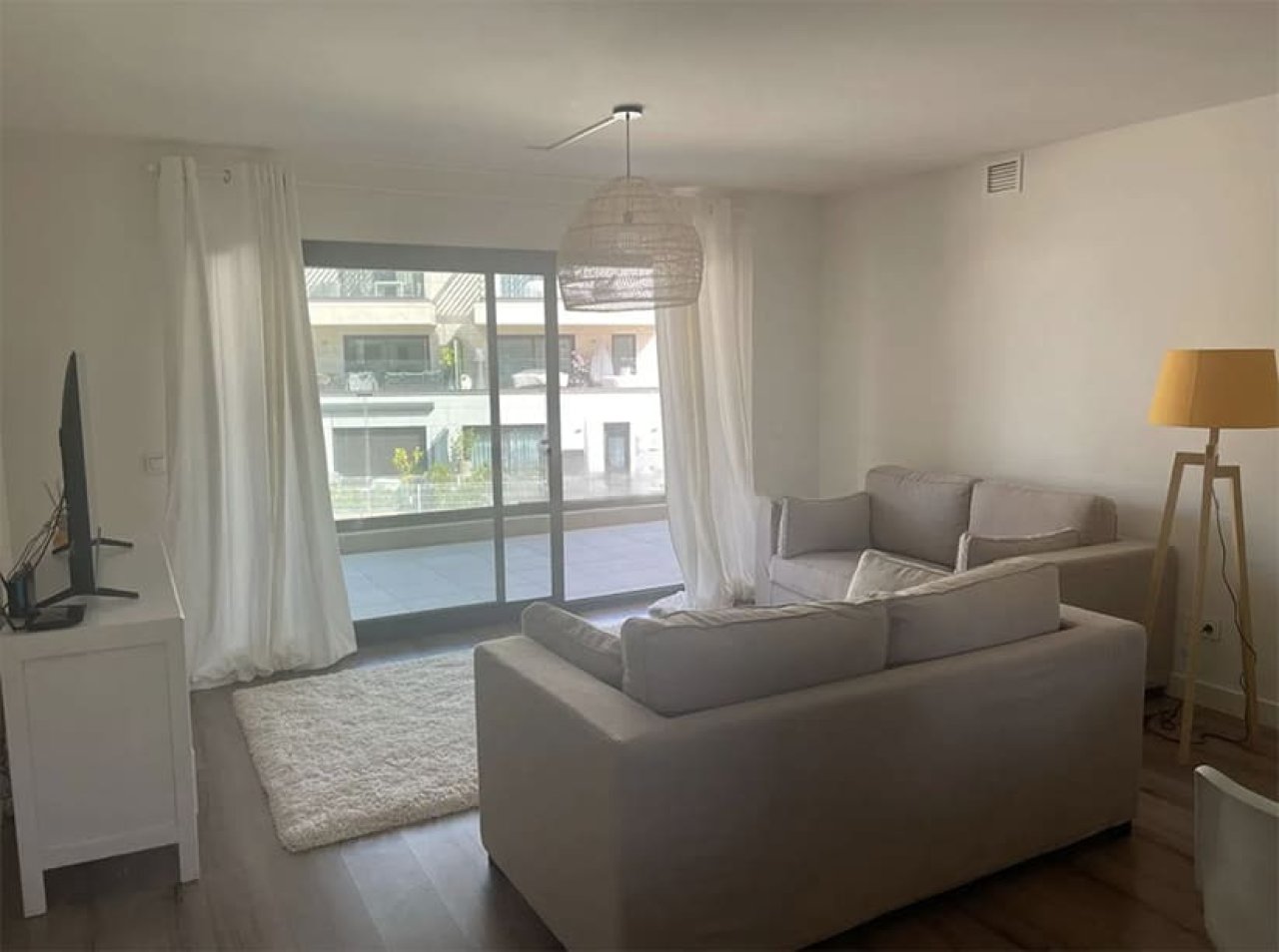 Helles Wohnzimmer mit direktem Balkonzugang und Panoramafenstern Helles Wohnzimmer mit direktem Balkonzugang und Panoramafenstern