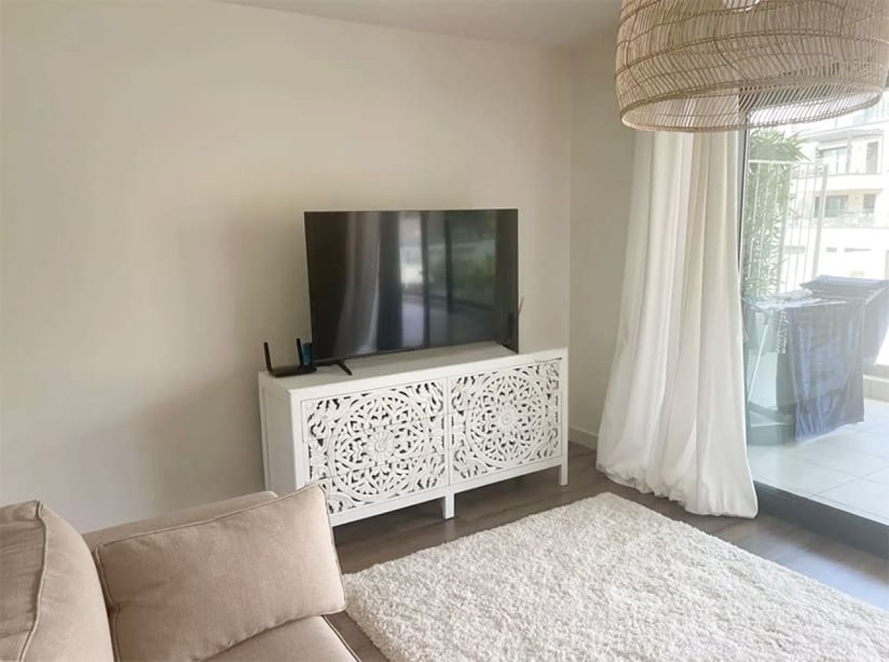 Helles Wohnzimmer mit großflächigen Panoramafenstern und direktem Balkonzugang Helles Wohnzimmer mit großflächigen Panoramafenstern und direktem Balkonzugang