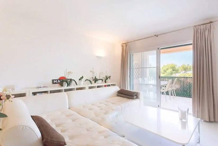 Helles Schlafzimmer mit direktem Terrassenzugang und großflächigen Fenstern