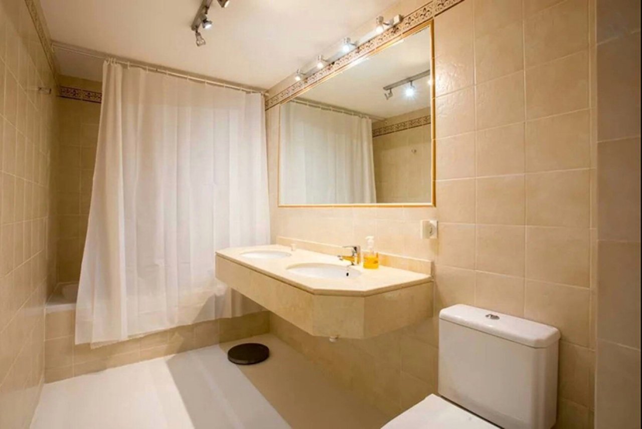 Modernes Badezimmer mit Doppelwaschtisch und begehbarer Dusche