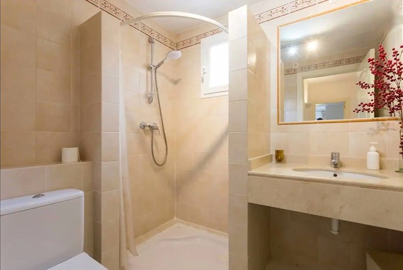 Hochwertiges Badezimmer mit bodengleicher Dusche und großzügigem Waschtischbereich