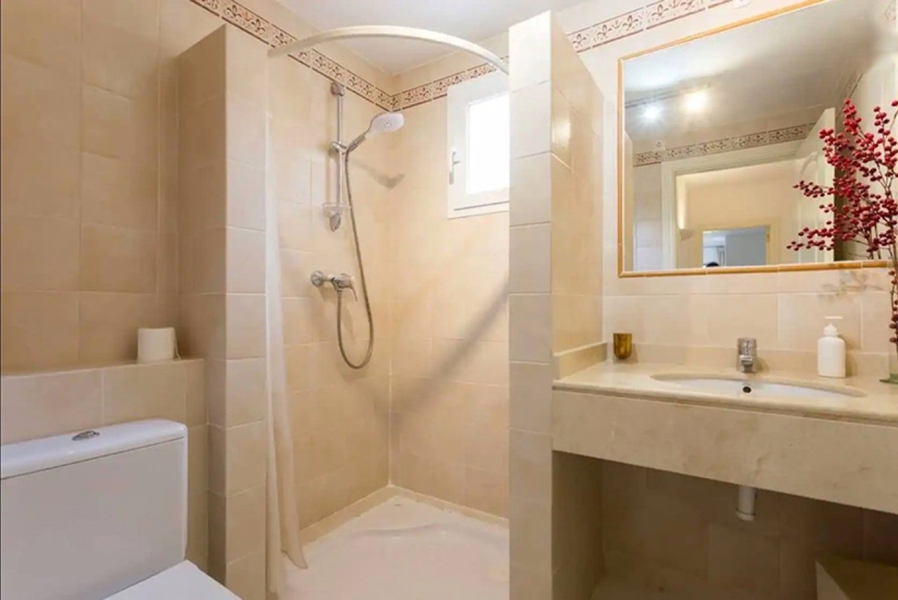 Hochwertiges Badezimmer mit bodengleicher Dusche und großzügigem Waschtischbereich