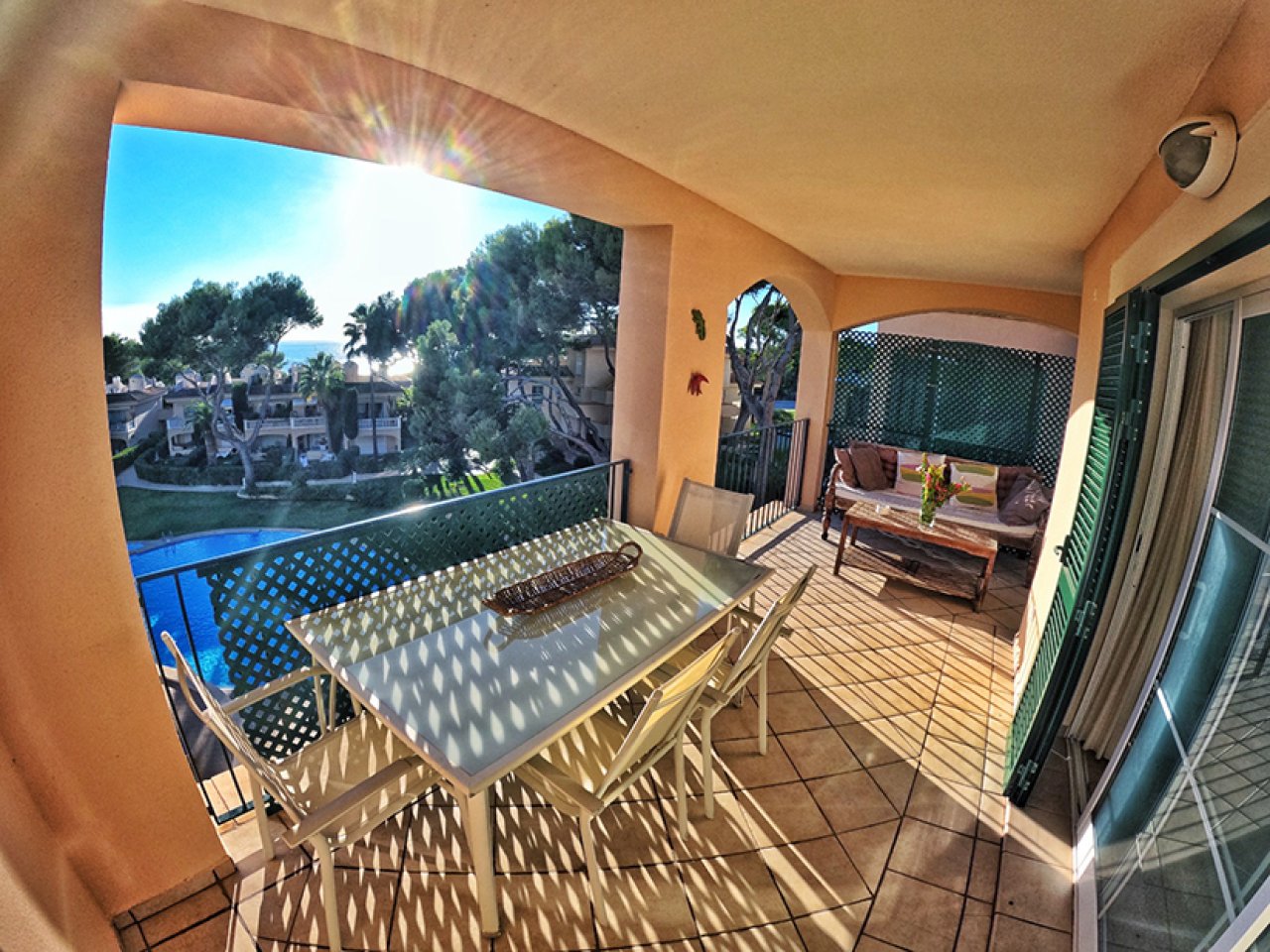 Überdachte Terrasse mit Poolblick und optimaler Sonnennutzung