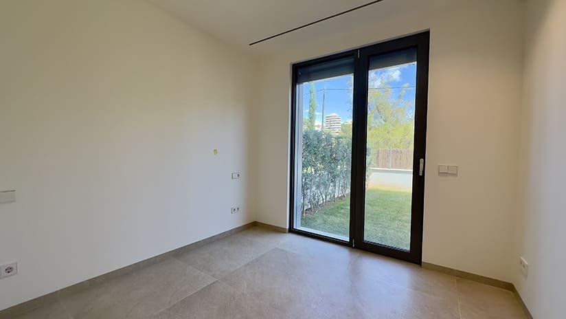 Helles Zimmer mit direktem Gartenblick und bodentiefen Glasschiebetüren
