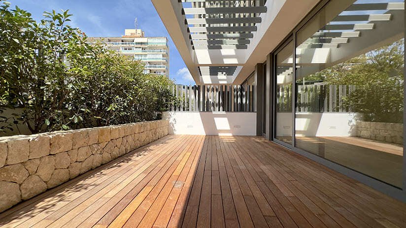 Terrassenbereich mit integrierter Pergola und privater Grünflächengestaltung
