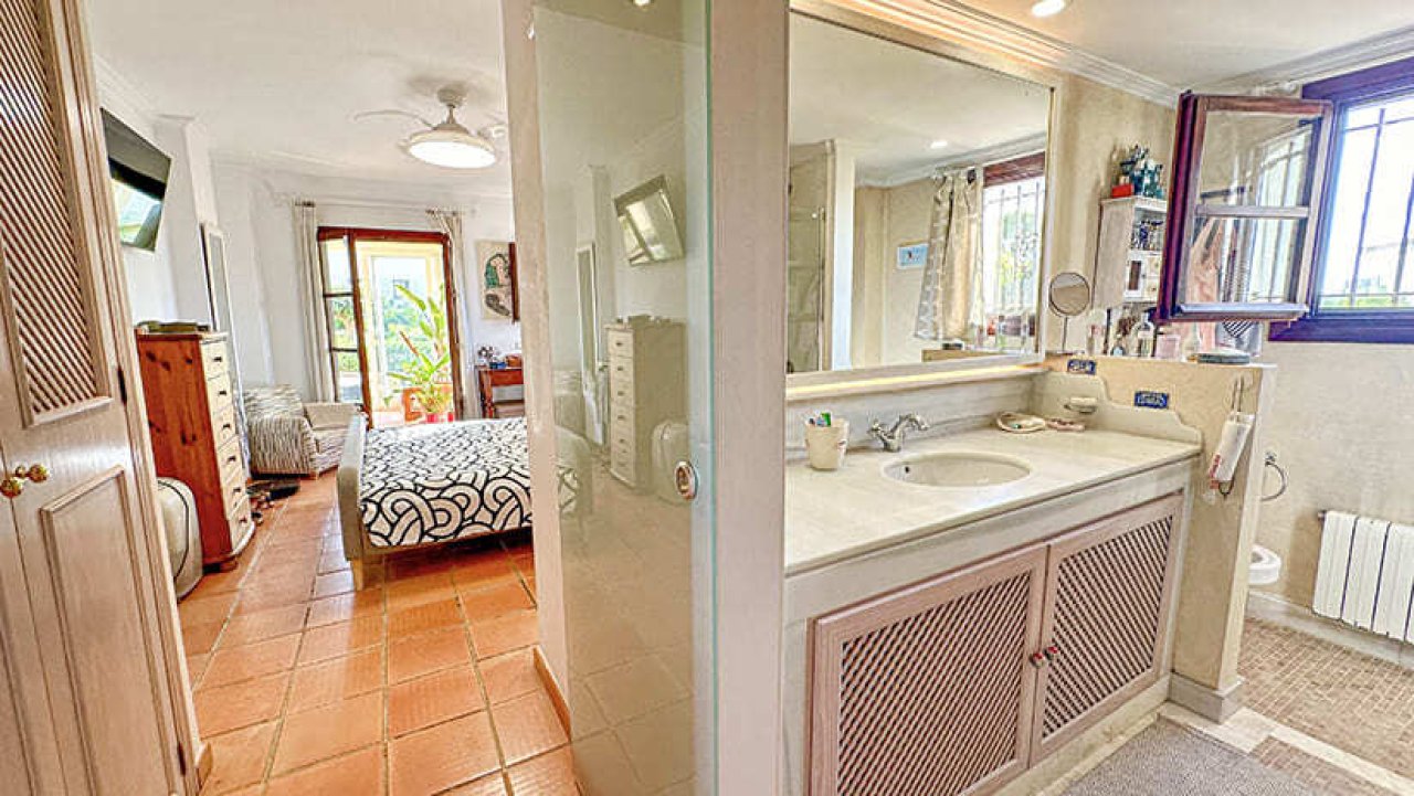 Luxuriöses Badezimmer mit großflächigen Spiegeln und hochwertiger Ausstattung