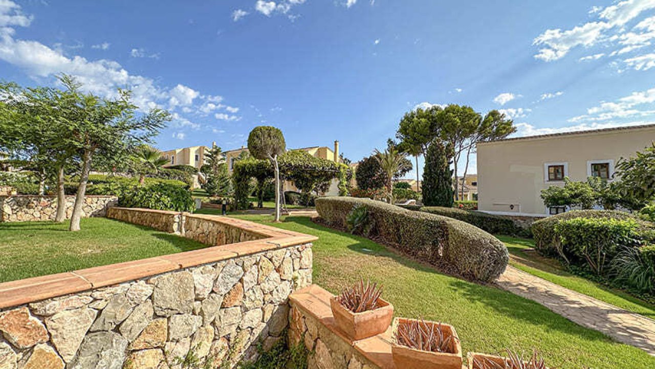 Weitläufige Gartenanlage mit eleganten Natursteinmauern und gepflegten Grünflächen