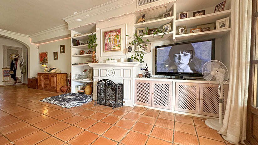 Elegantes Wohnzimmer mit maßgefertigter Einbauanlage und hochwertigen Stuckdetails