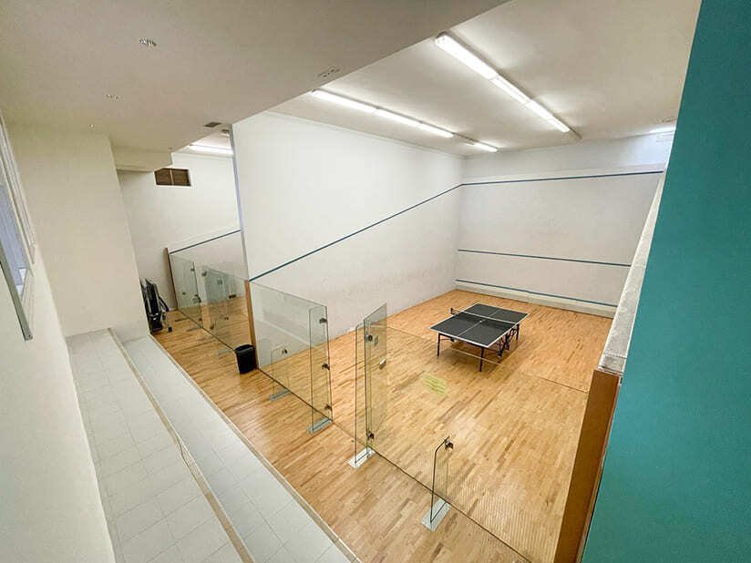 Professionelle Squash-Anlage mit hochwertigen Glaswänden und optimaler Beleuchtung