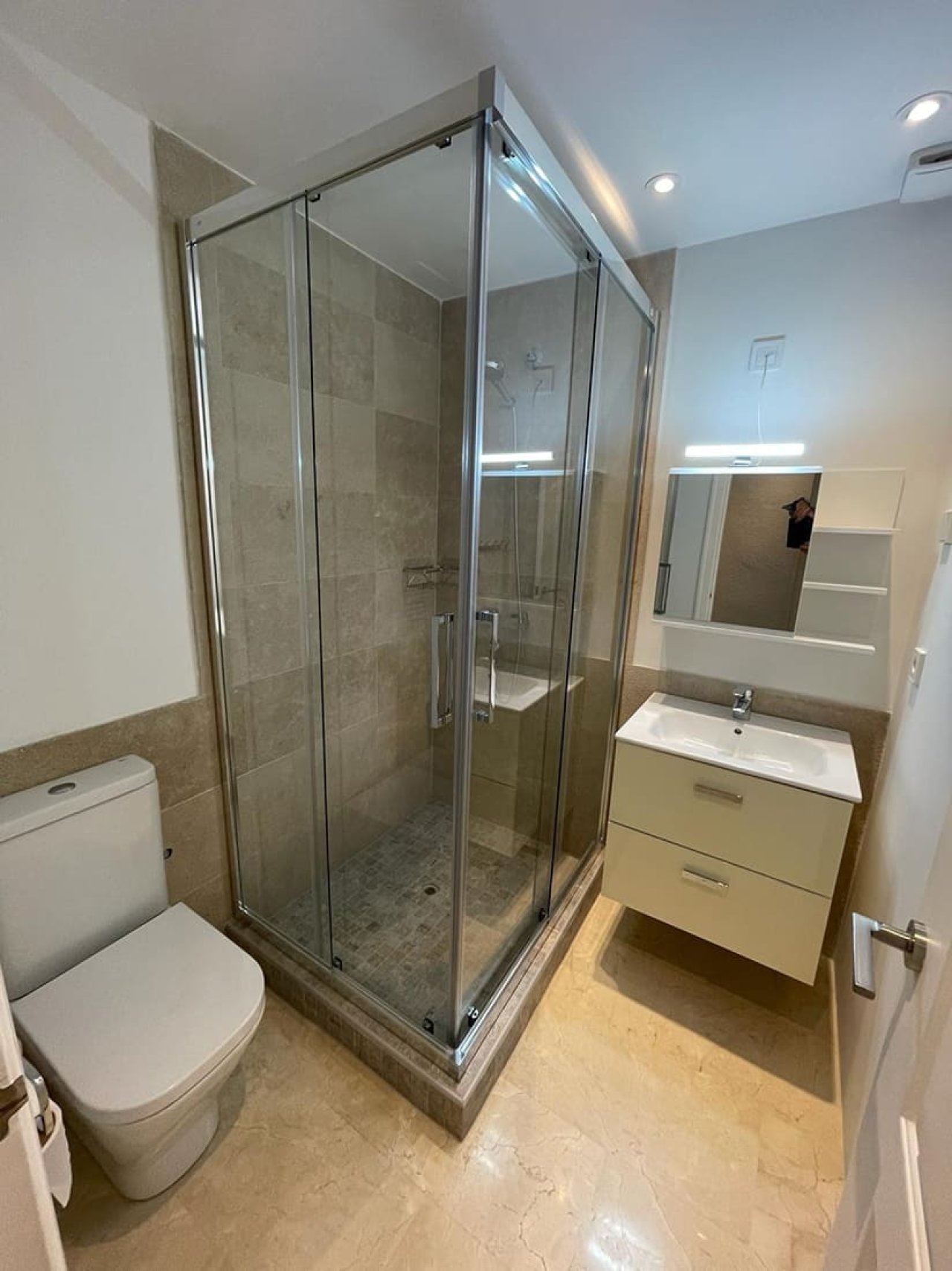 Modernes Badezimmer mit ebenerdiger Duschkabine und praktischem Waschtischbereich