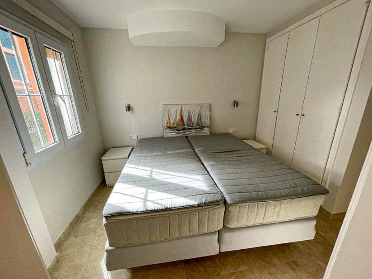 Zweites Schlafzimmer mit reichlich Stauraum durch Einbauschränke und helles Tageslicht